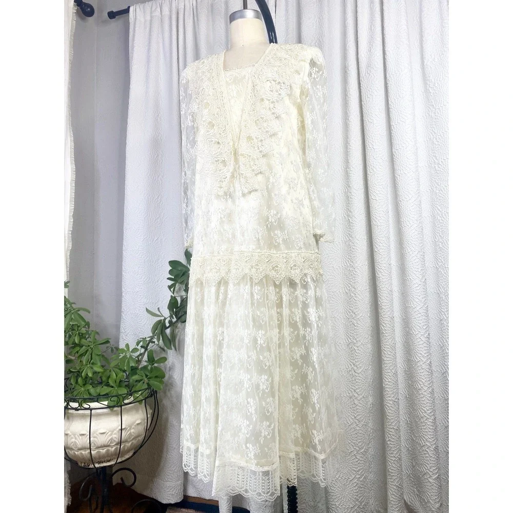 Vintage 1980s White Lace Drop Waist Wedding Dress, Size Medium - Picture 5 of 11